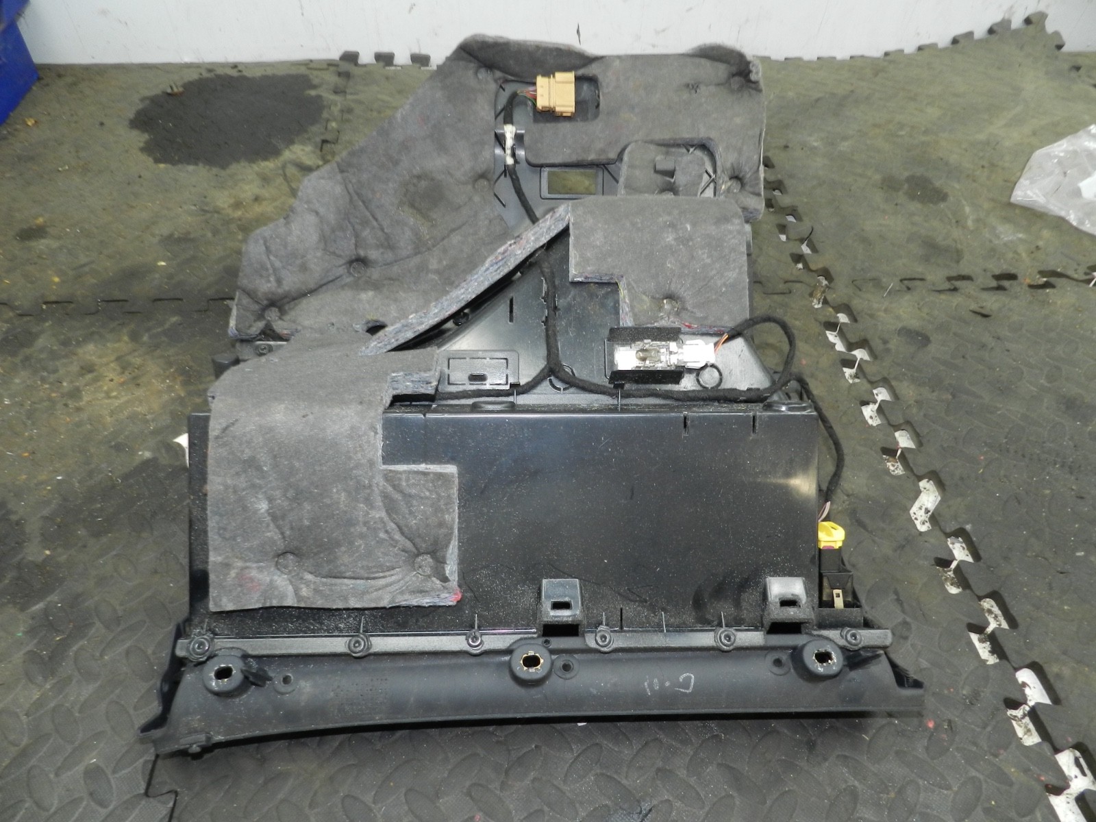 183. 2006 AUDI A4 CONVERTIBLE B7. GLOVE BOX HOUSING - Image 4