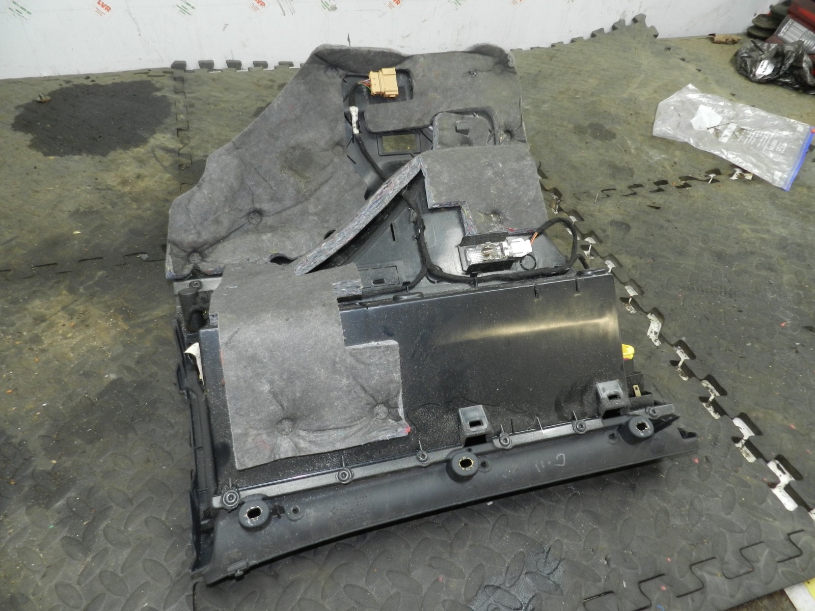 183. 2006 AUDI A4 CONVERTIBLE B7. GLOVE BOX HOUSING - Image 5