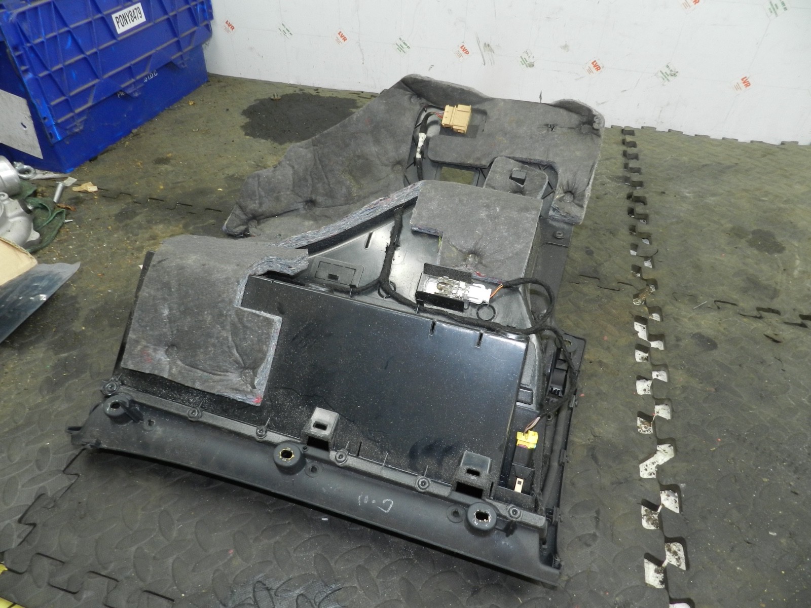 183. 2006 AUDI A4 CONVERTIBLE B7. GLOVE BOX HOUSING - Image 6