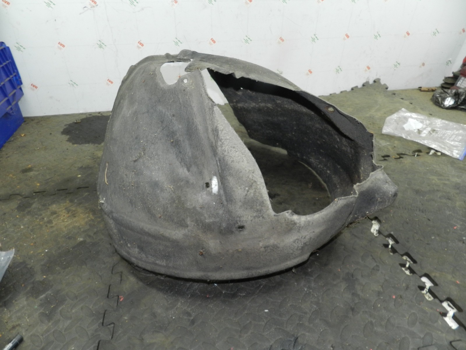 183. 2006 AUDI A4 CONVERTIBLE B7. PASSENGER SIDE FRONT WHEEL ARCH LINER