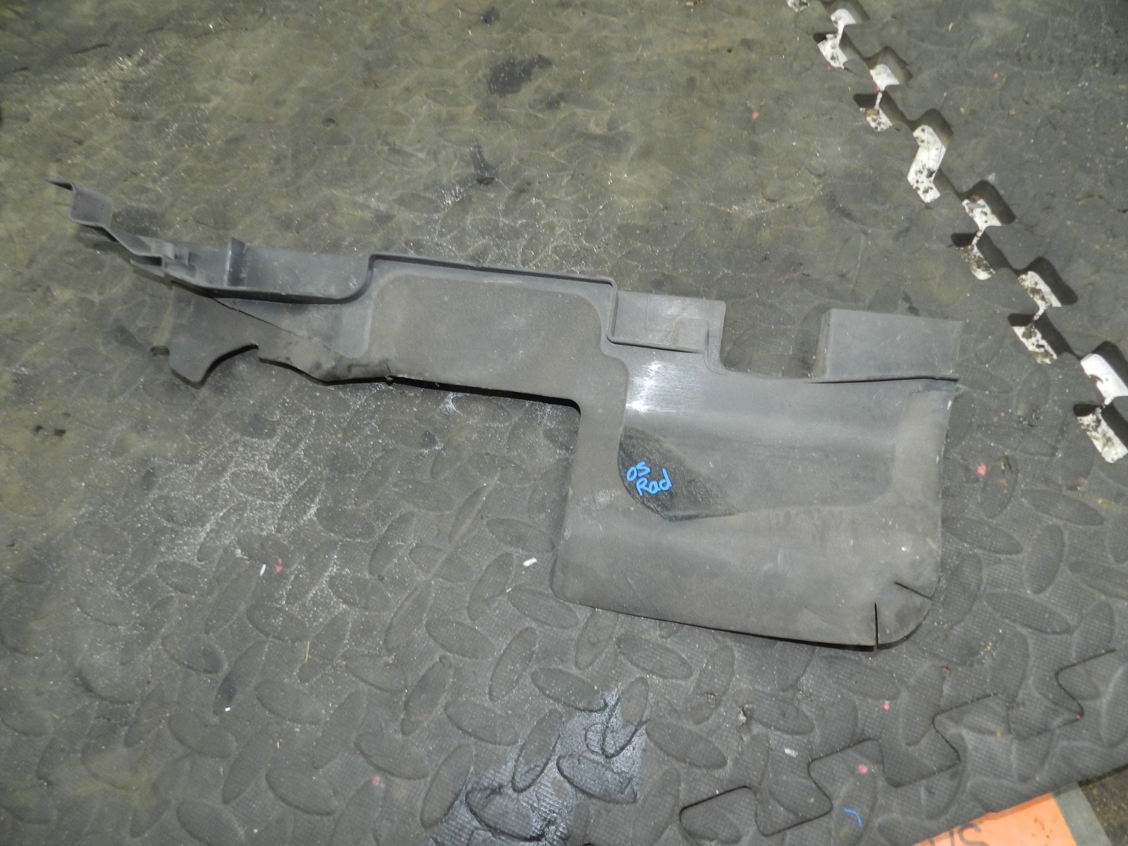 183. 2006 AUDI A4 CONVERTIBLE B7. DRIVER SIDE RADIATOR FRAME TRIM