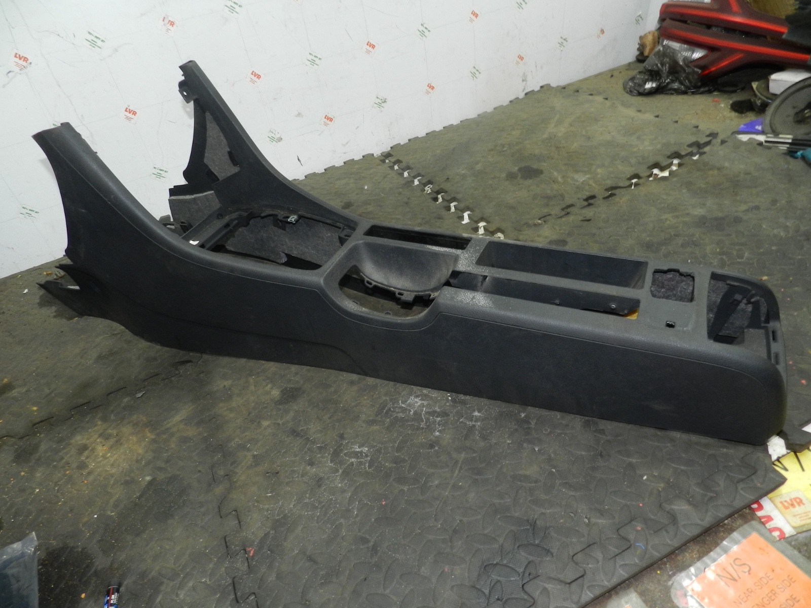 183. 2006 AUDI A4 CONVERTIBLE B7. CENTRE CONSOLE FRAME
