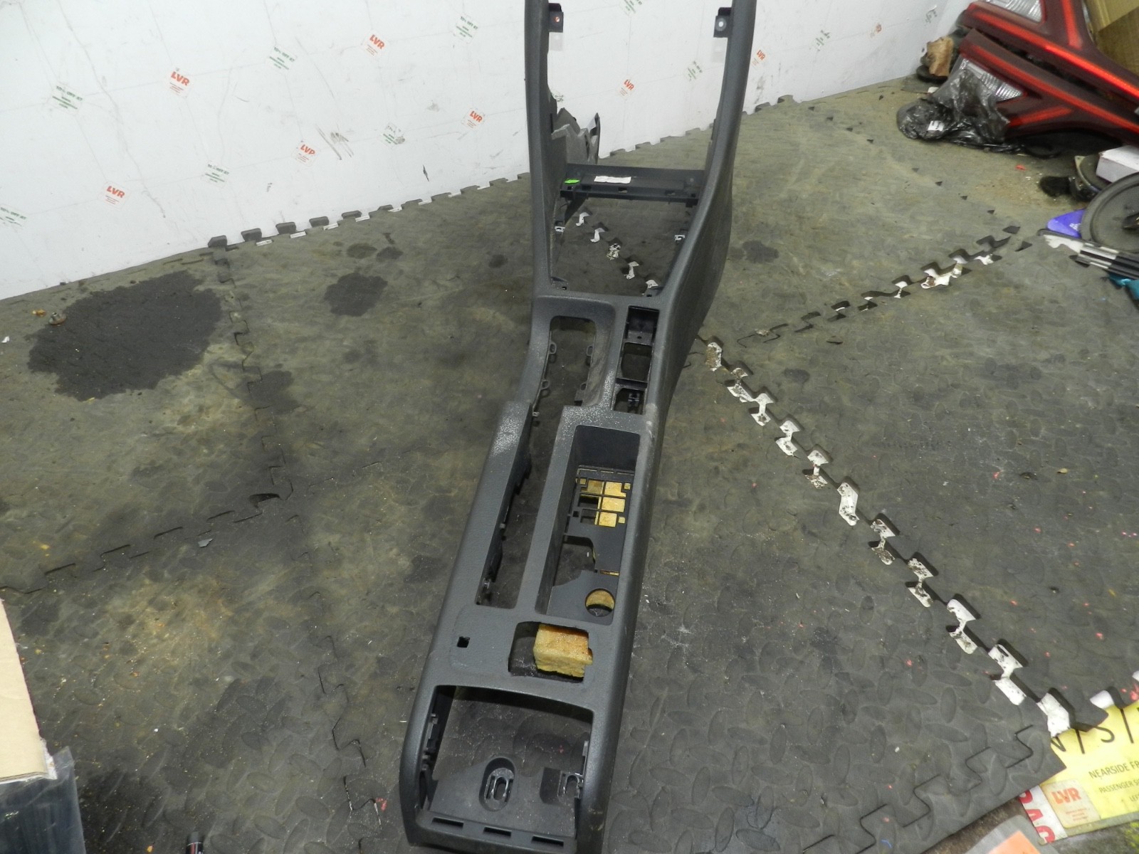 183. 2006 AUDI A4 CONVERTIBLE B7. CENTRE CONSOLE FRAME - Image 3