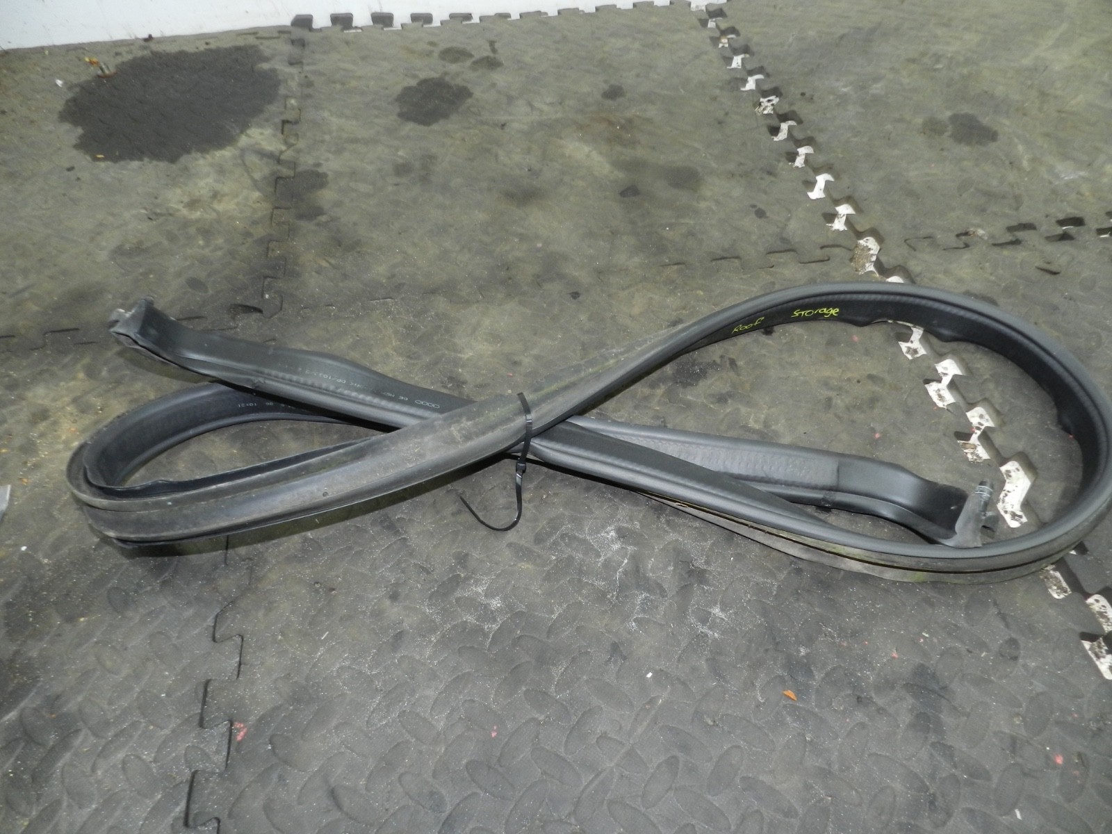 183. 2006 AUDI A4 CONVERTIBLE B7. ROOF STORAGE WEATHER SEAL RUBBER
