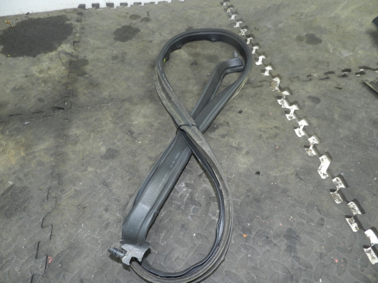 183. 2006 AUDI A4 CONVERTIBLE B7. ROOF STORAGE WEATHER SEAL RUBBER - Image 2