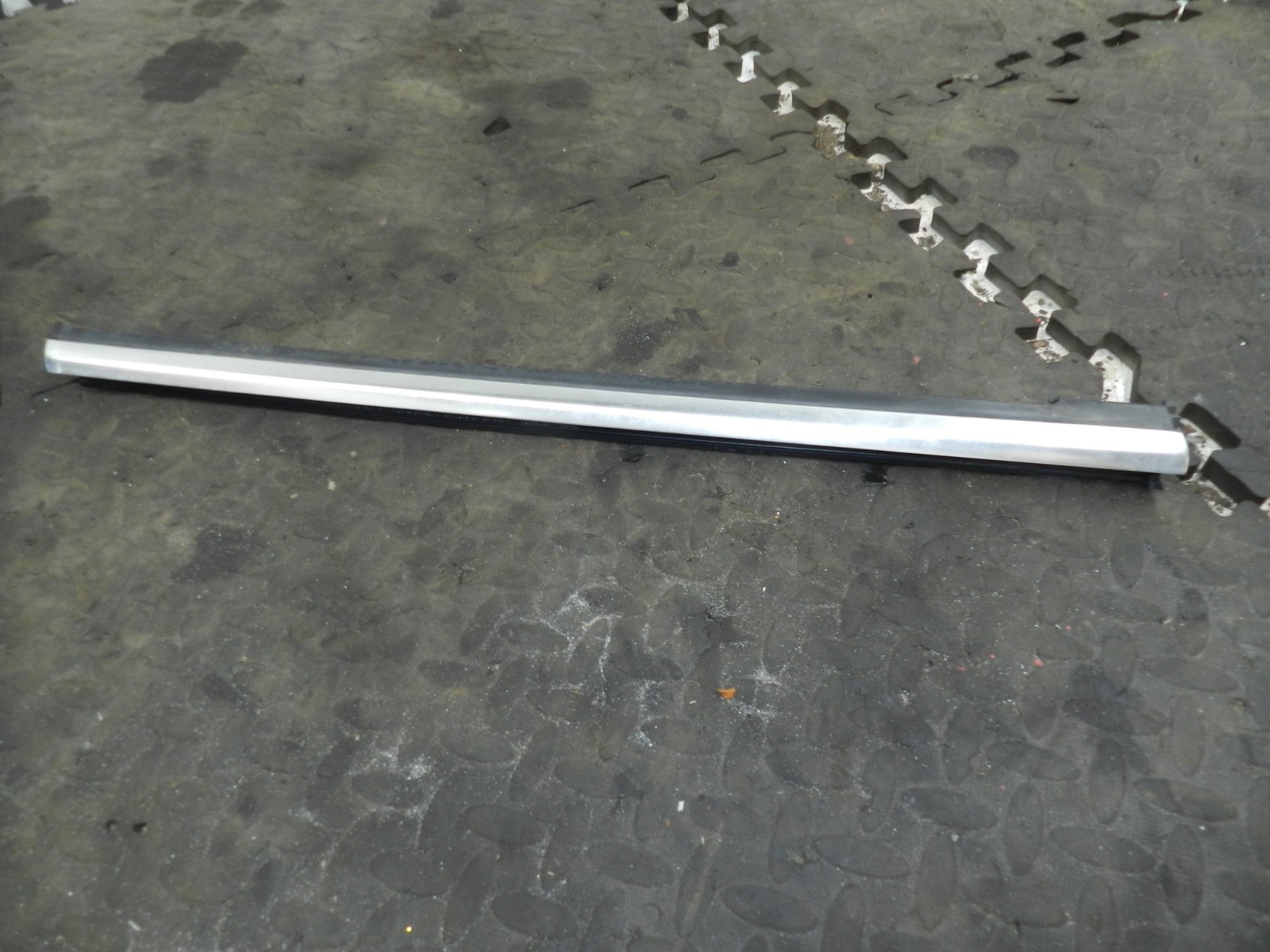 183. 2006 AUDI A4 CONVERTIBLE B7. PASSENGER SIDE REAR CHROME TRIM
