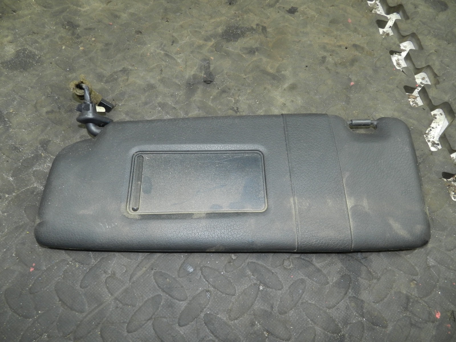 183. 2006 AUDI A4 CONVERTIBLE B7. PASSENGER SIDE SUN VISOR