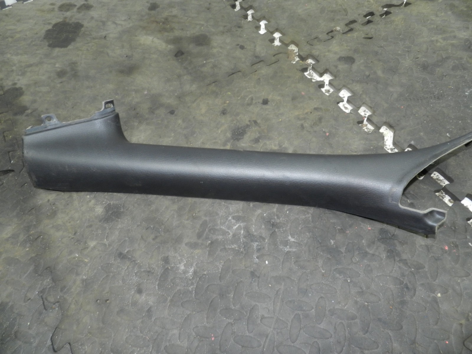 183. 2006 AUDI A4 CONVERTIBLE B7. PASSENGER SIDE A PILLAR TRIM