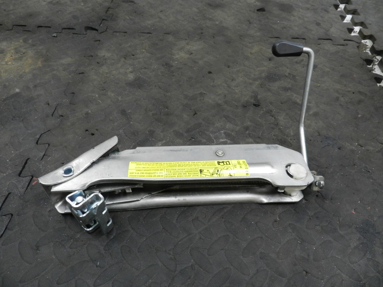 183. 2006 AUDI A4 CONVERTIBLE B7. EMERGENCY CAR JACK