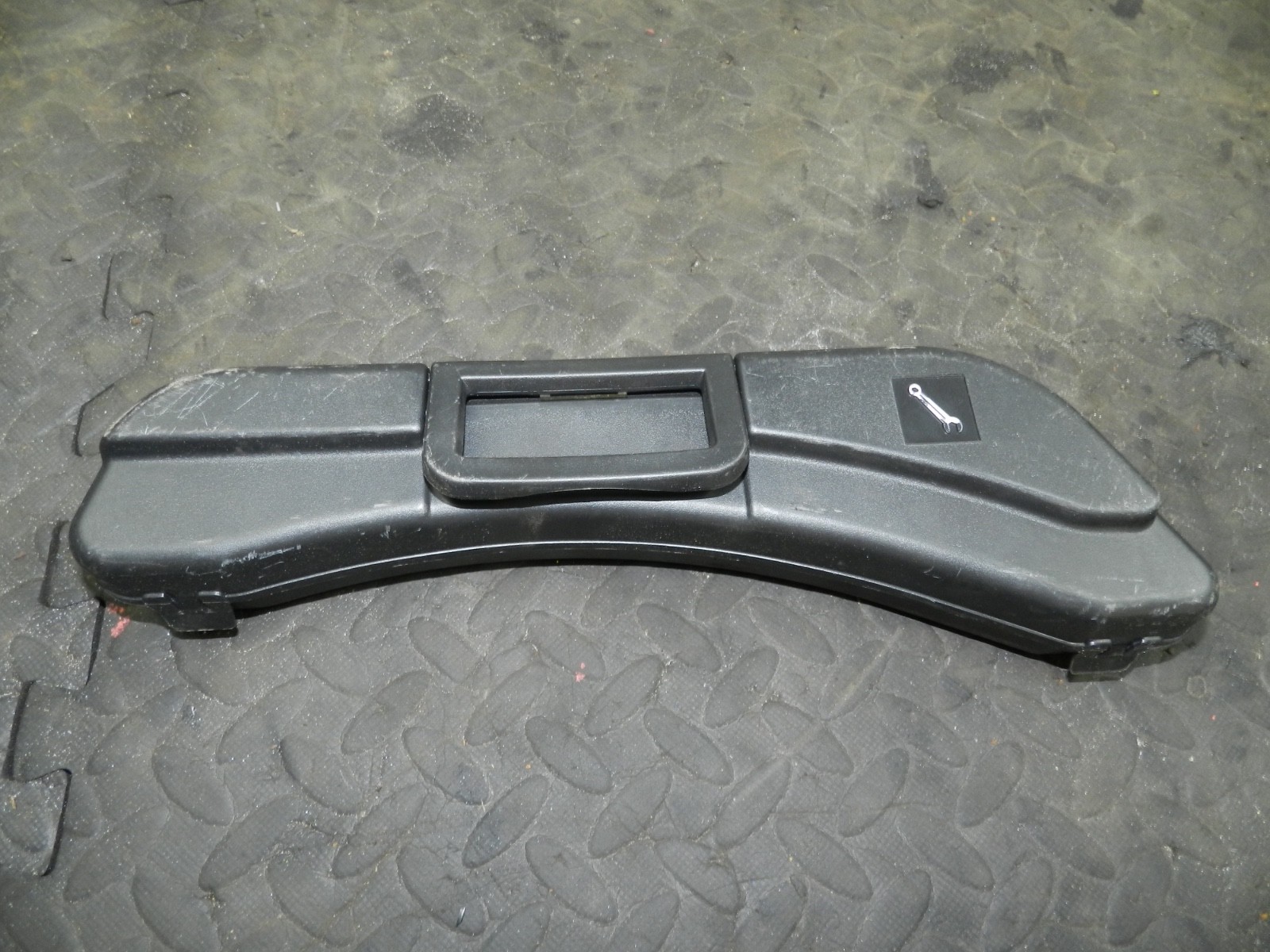 183. 2006 AUDI A4 CONVERTIBLE B7. EMERGENCY TOOLS AND CASE