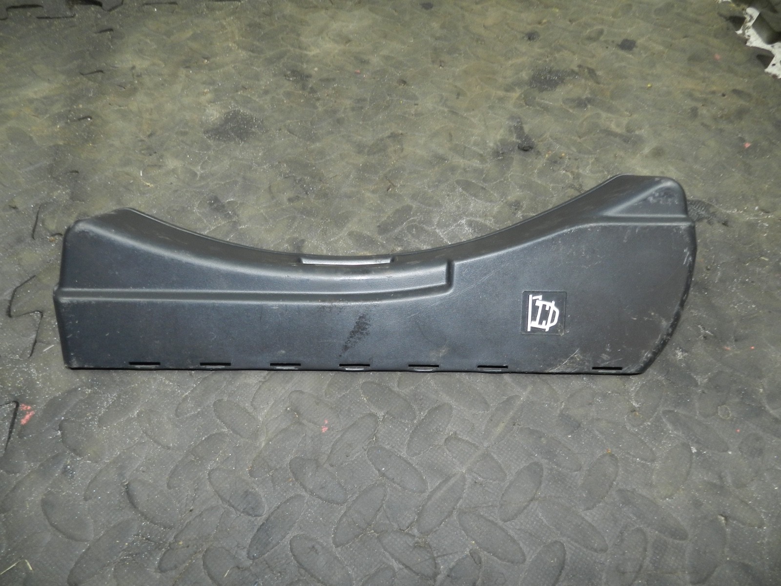 183. 2006 AUDI A4 CONVERTIBLE B7. EMERGENCY JACK COVER LID