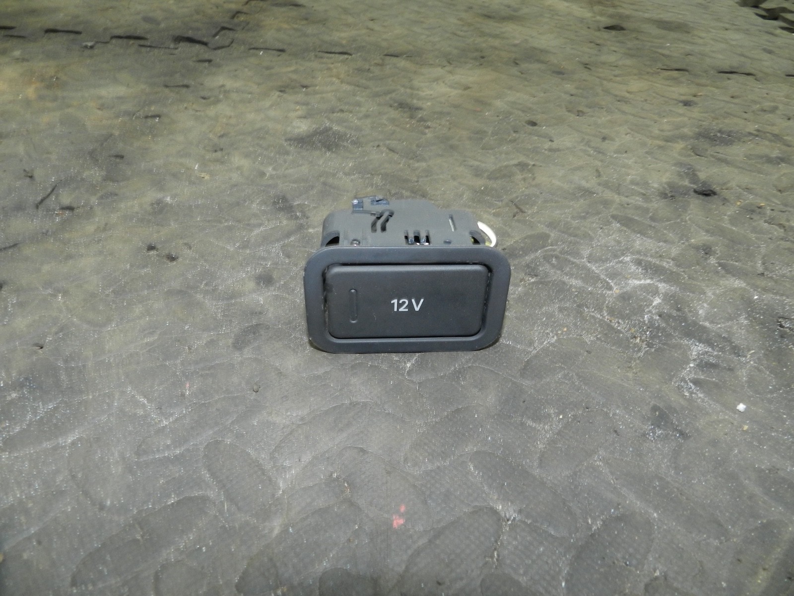 183. 2006 AUDI A4 CONVERTIBLE B7. 12V SOCKET