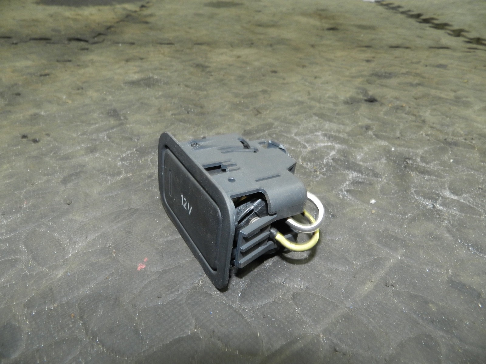 183. 2006 AUDI A4 CONVERTIBLE B7. 12V SOCKET - Image 2