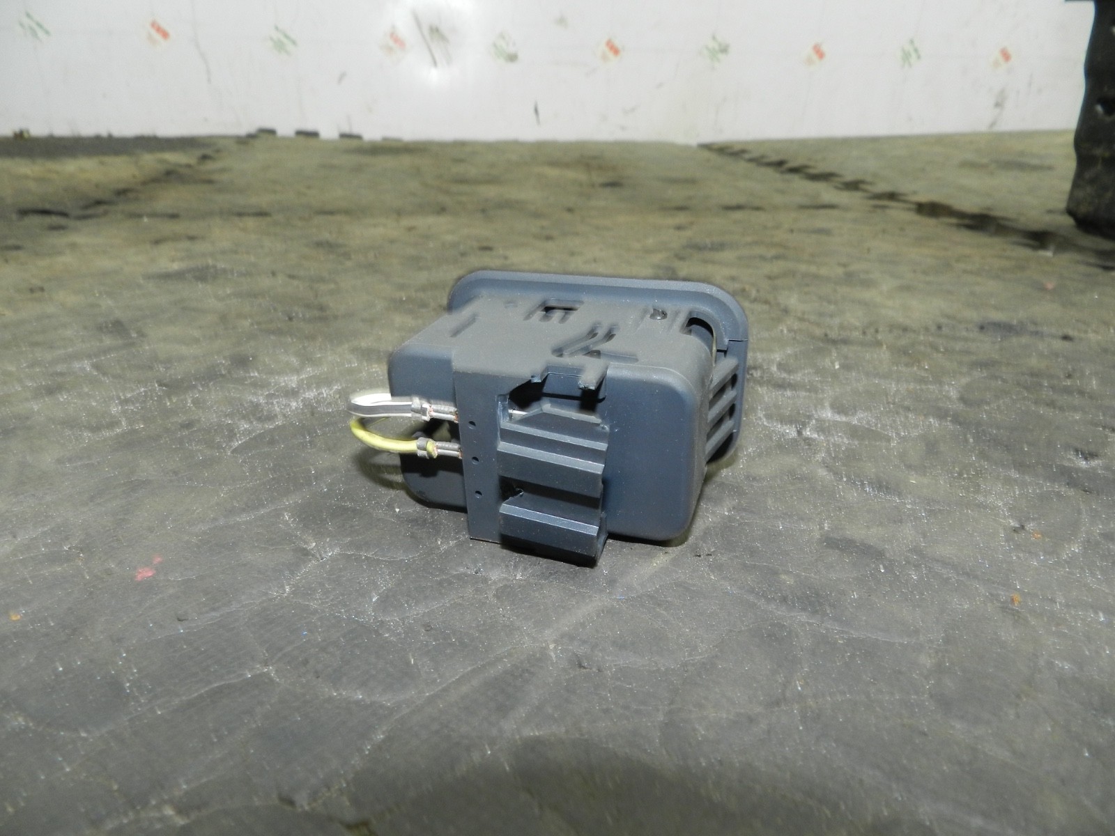 183. 2006 AUDI A4 CONVERTIBLE B7. 12V SOCKET - Image 3