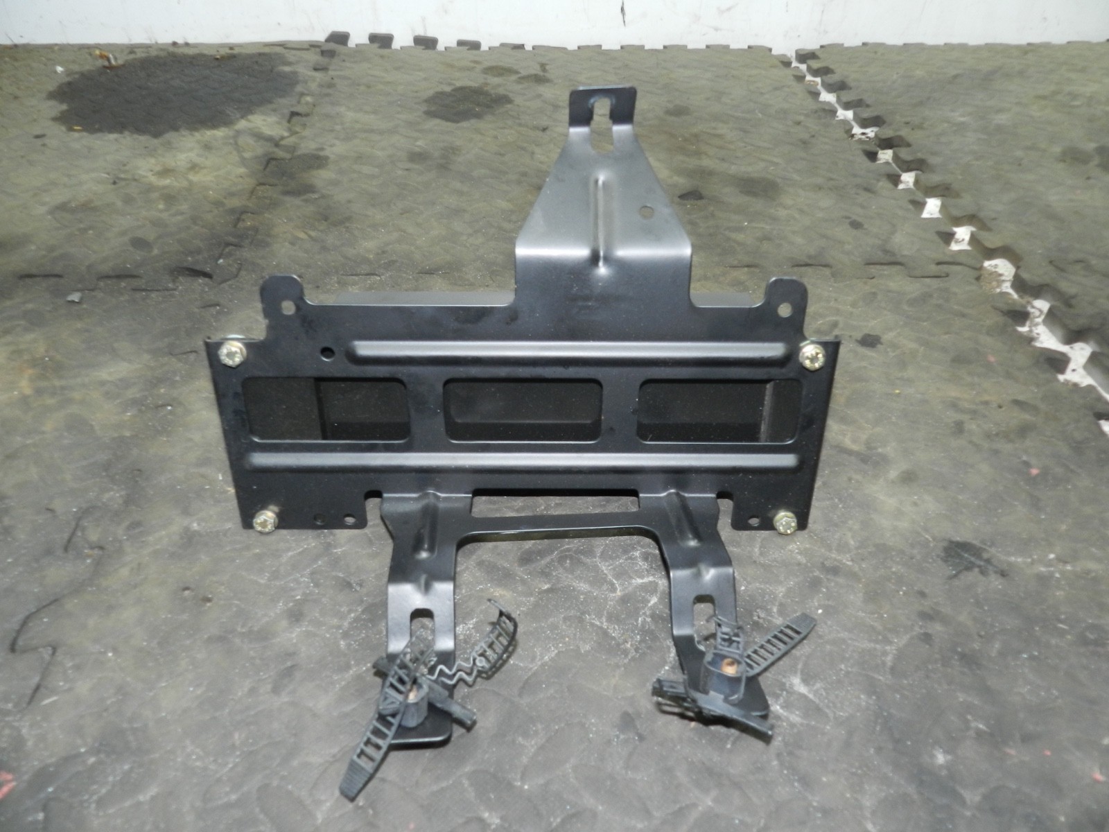 183. 2006 AUDI A4 CONVERTIBLE B7. 8H0035223 STEREO AMPLIFIER AUDIO - Image 2