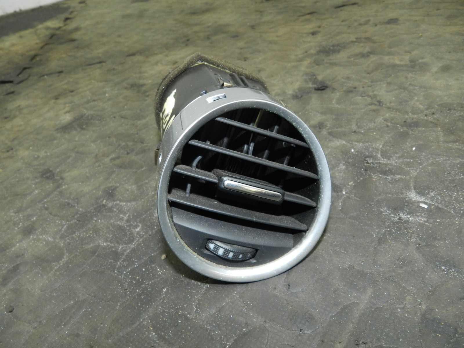 183. 2006 AUDI A4 CONVERTIBLE B7. DRIVER SIDE AIR VENT DUCT