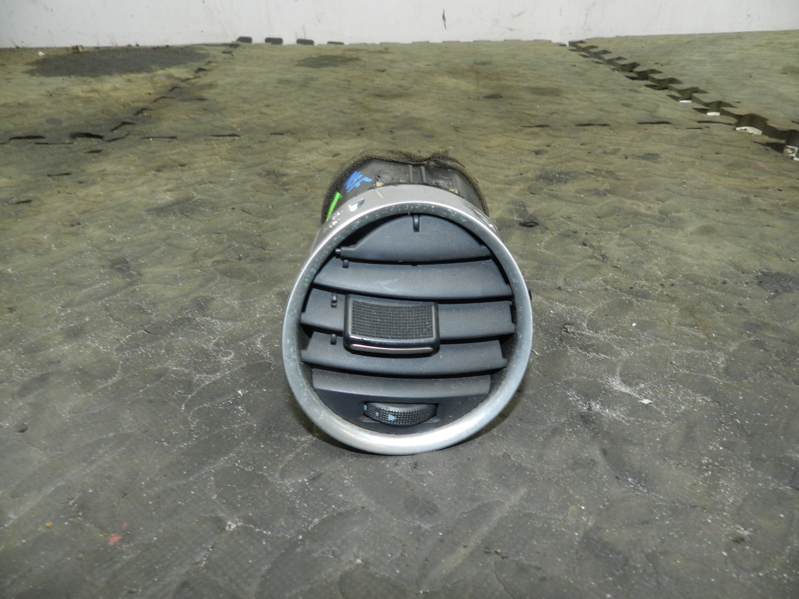 183. 2006 AUDI A4 CONVERTIBLE B7. PASSENGER SIDE AIR VENT DUCT