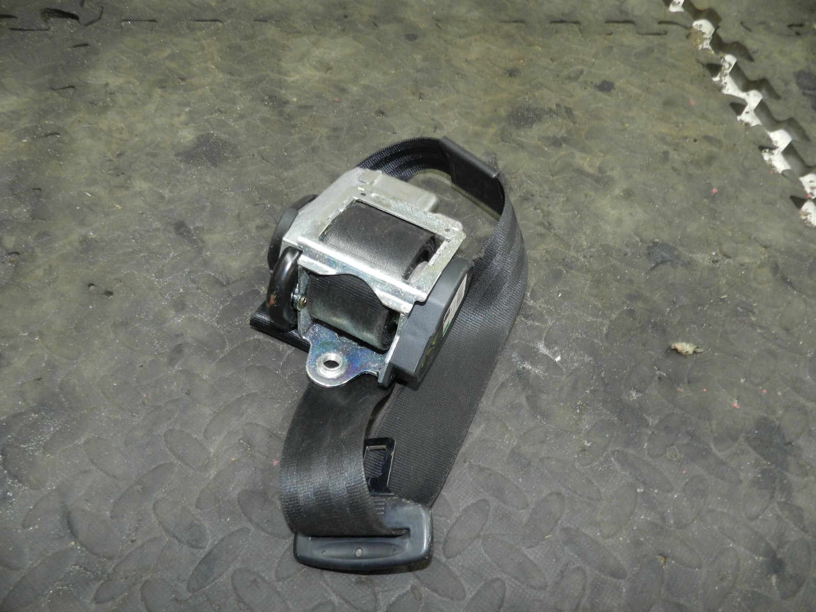 183. 2006 AUDI A4 CONVERTIBLE B7. DRIVER SIDE FRONT SEAT BELT