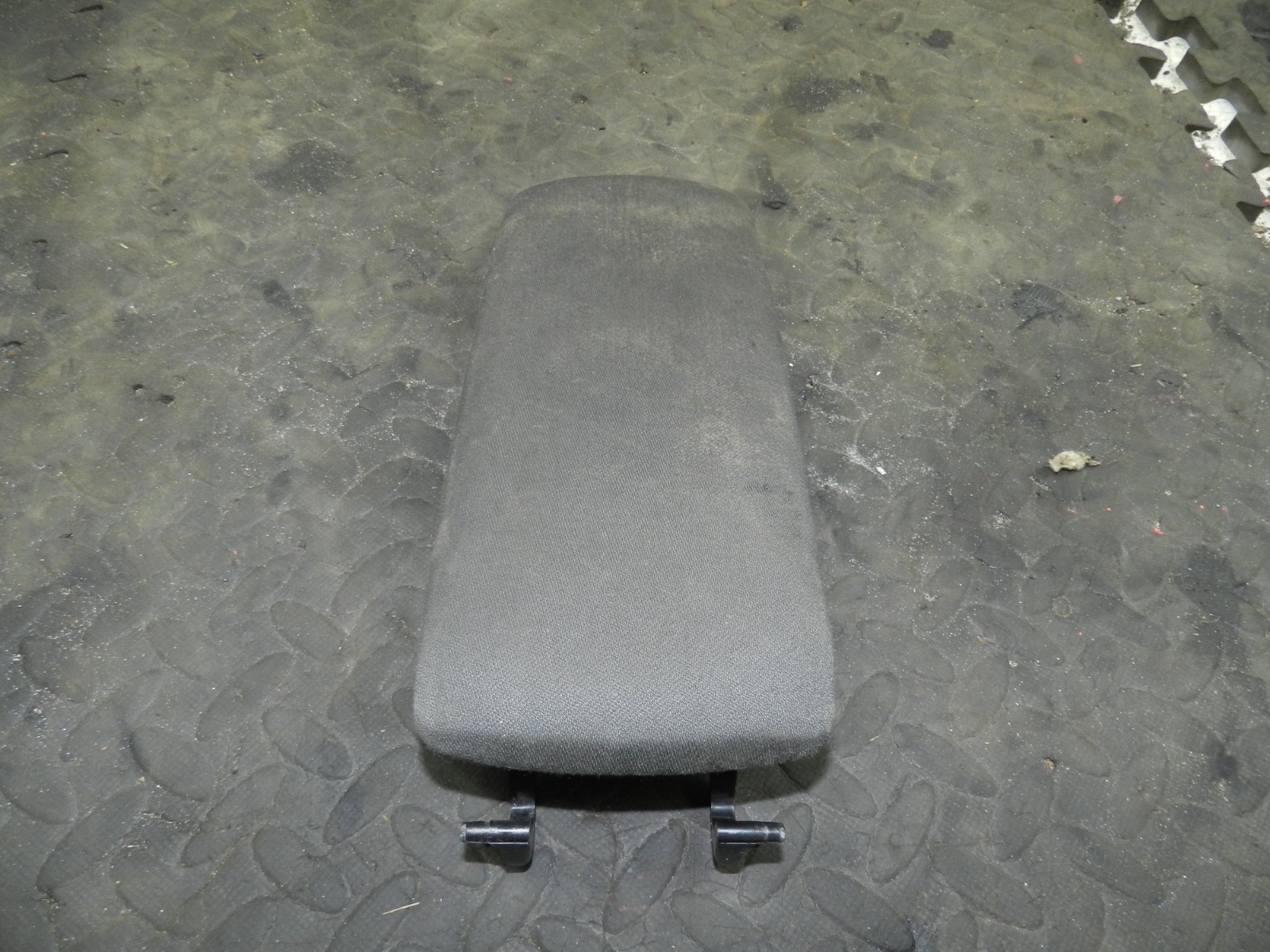 183. 2006 AUDI A4 CONVERTIBLE B7. CENTRE CONSOLE ARM REST