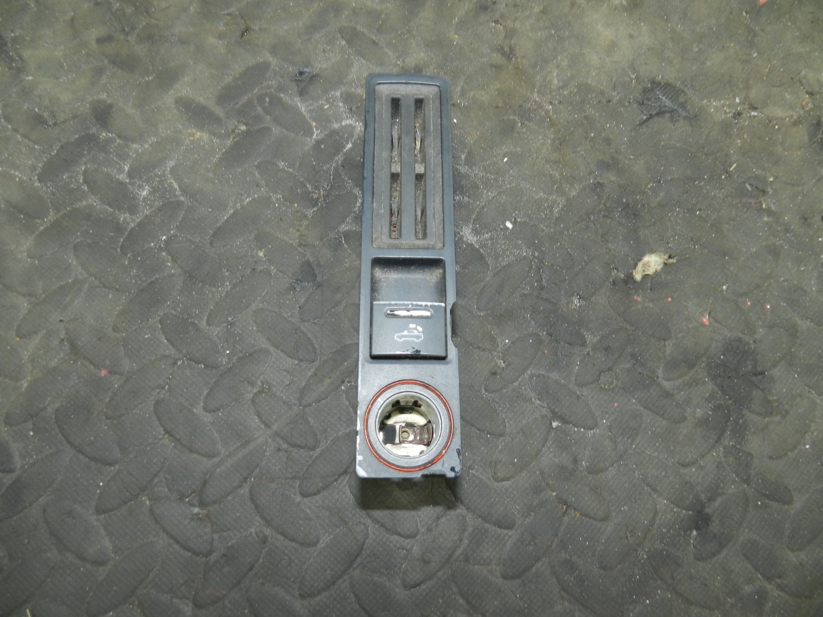 183. 2006 AUDI A4 CONVERTIBLE B7. ROOF SWITCH 12V SOCKET
