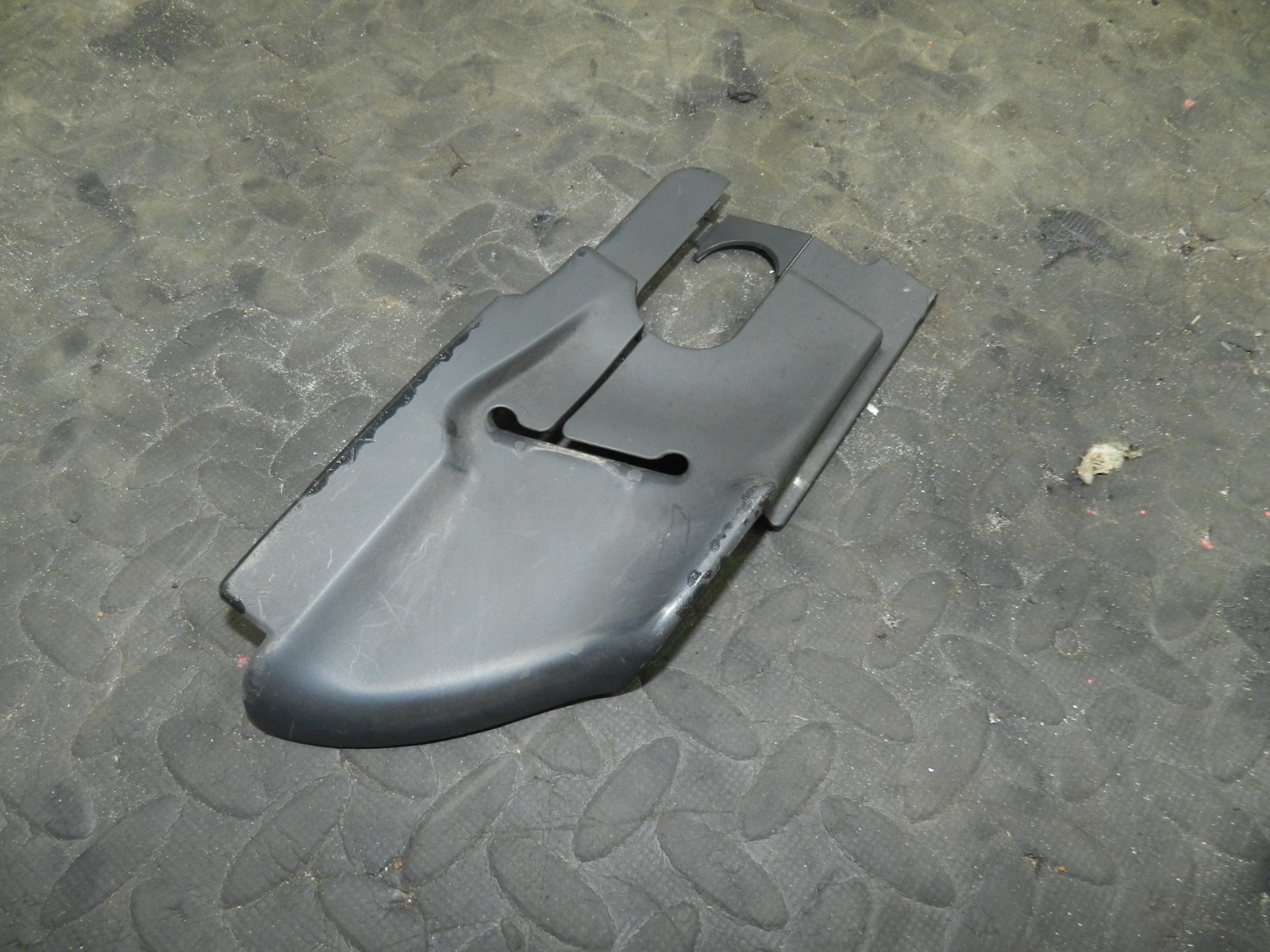 183. 2006 AUDI A4 CONVERTIBLE B7. DRIVER SIDE REAR SEAT BELT TRIM
