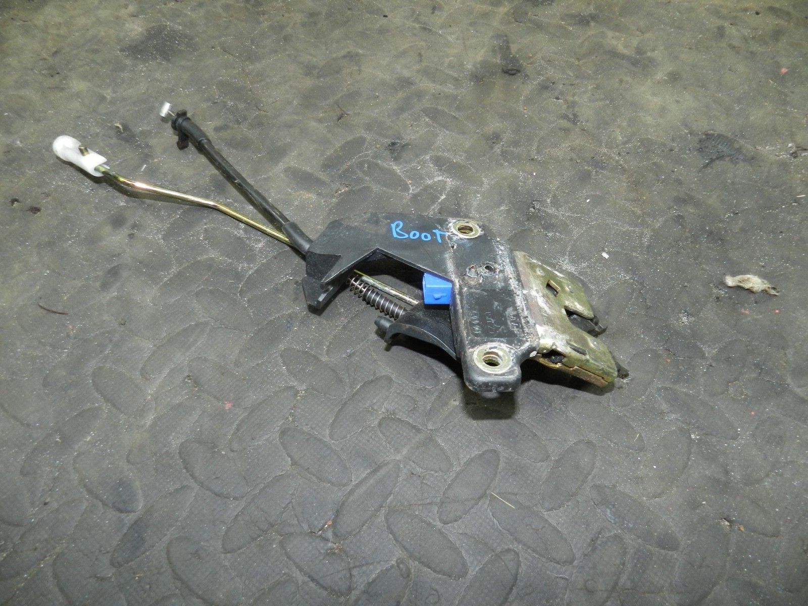 183. 2006 AUDI A4 CONVERTIBLE B7. BOOT LID TAIL GATE LOCK LATCH