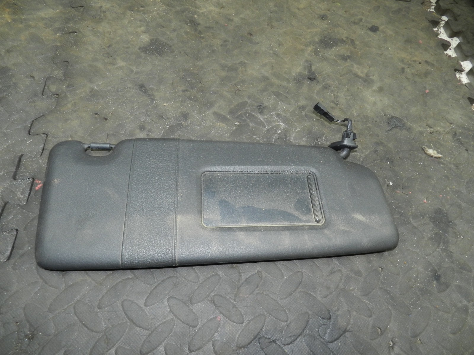 183. 2006 AUDI A4 CONVERTIBLE B7. DRIVER SIDE SUN VISOR
