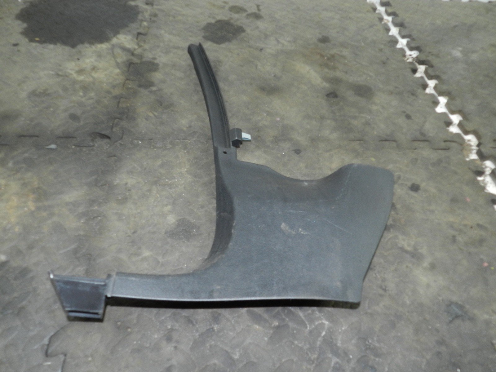 183. 2006 AUDI A4 CONVERTIBLE B7. PASSENGER SIDE LOWER SILL A PILLAR TRIM