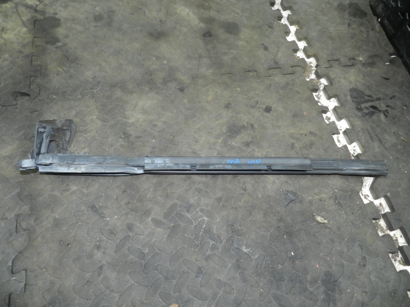 183. 2006 AUDI A4 CONVERTIBLE B7. PASSENGER SIDE REAR WINDOW SEAL
