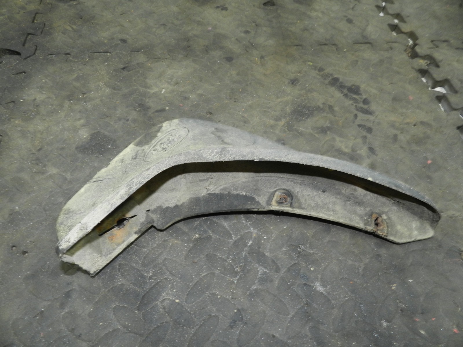 182. 2004 LANDROVER FREELANDER 1 L314. PASSENGER SIDE REAR MUD FLAP