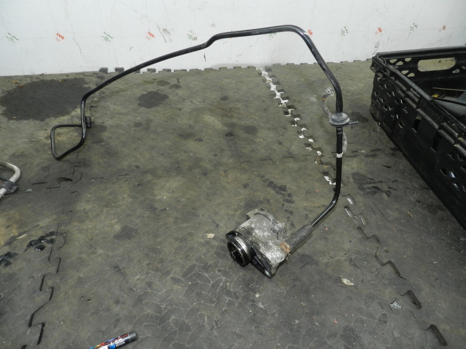 182. 2004 LANDROVER FREELANDER 1 L314. VACUUM PUMP AND PIPES