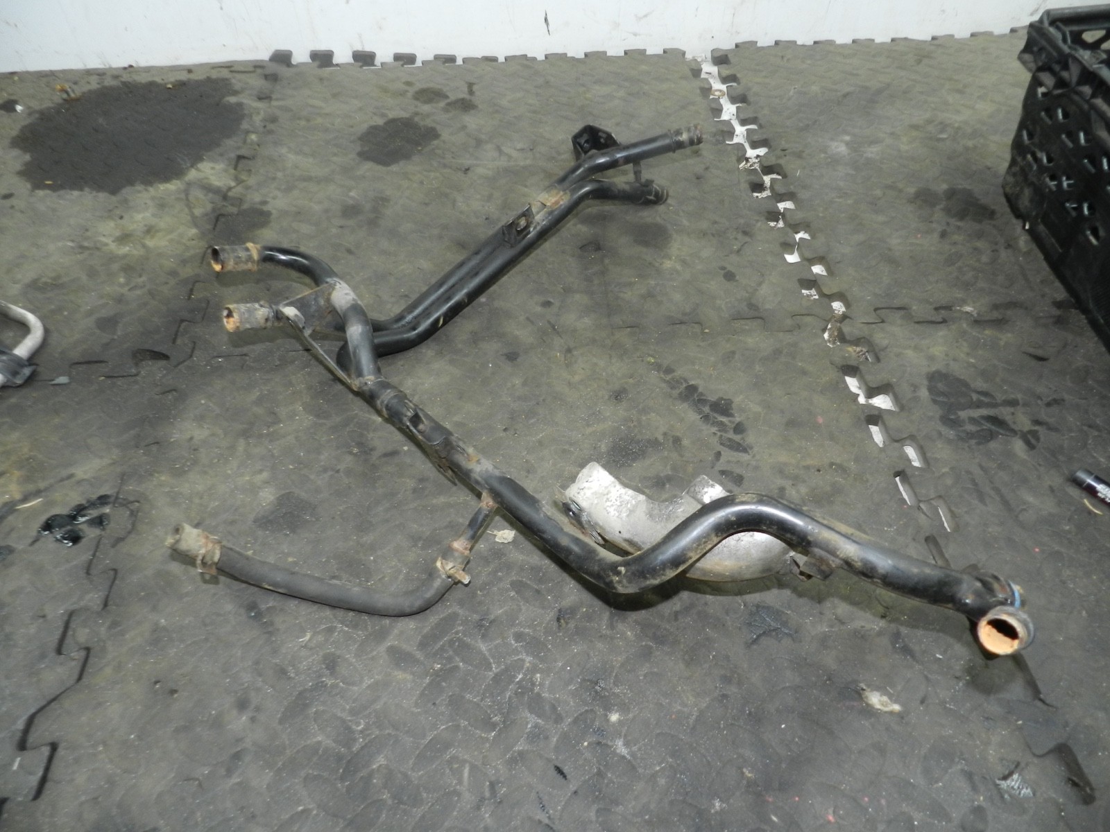 182. 2004 LANDROVER FREELANDER 1 L314. METAL COOLANT PIPE