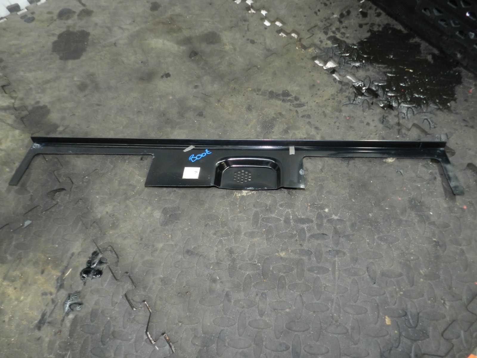 182. 2004 LANDROVER FREELANDER 1 L314. BOOT TRIM PANEL