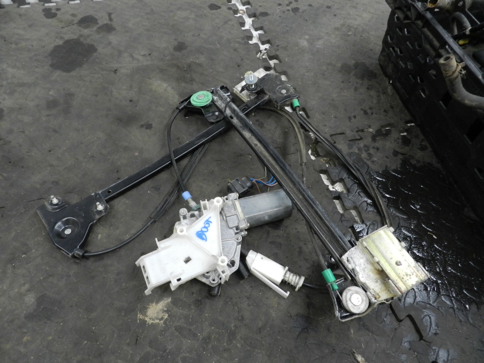 182. 2004 LANDROVER FREELANDER 1 L314. REAR BOOT LID TAIL GATE WINDOW REGULATOR