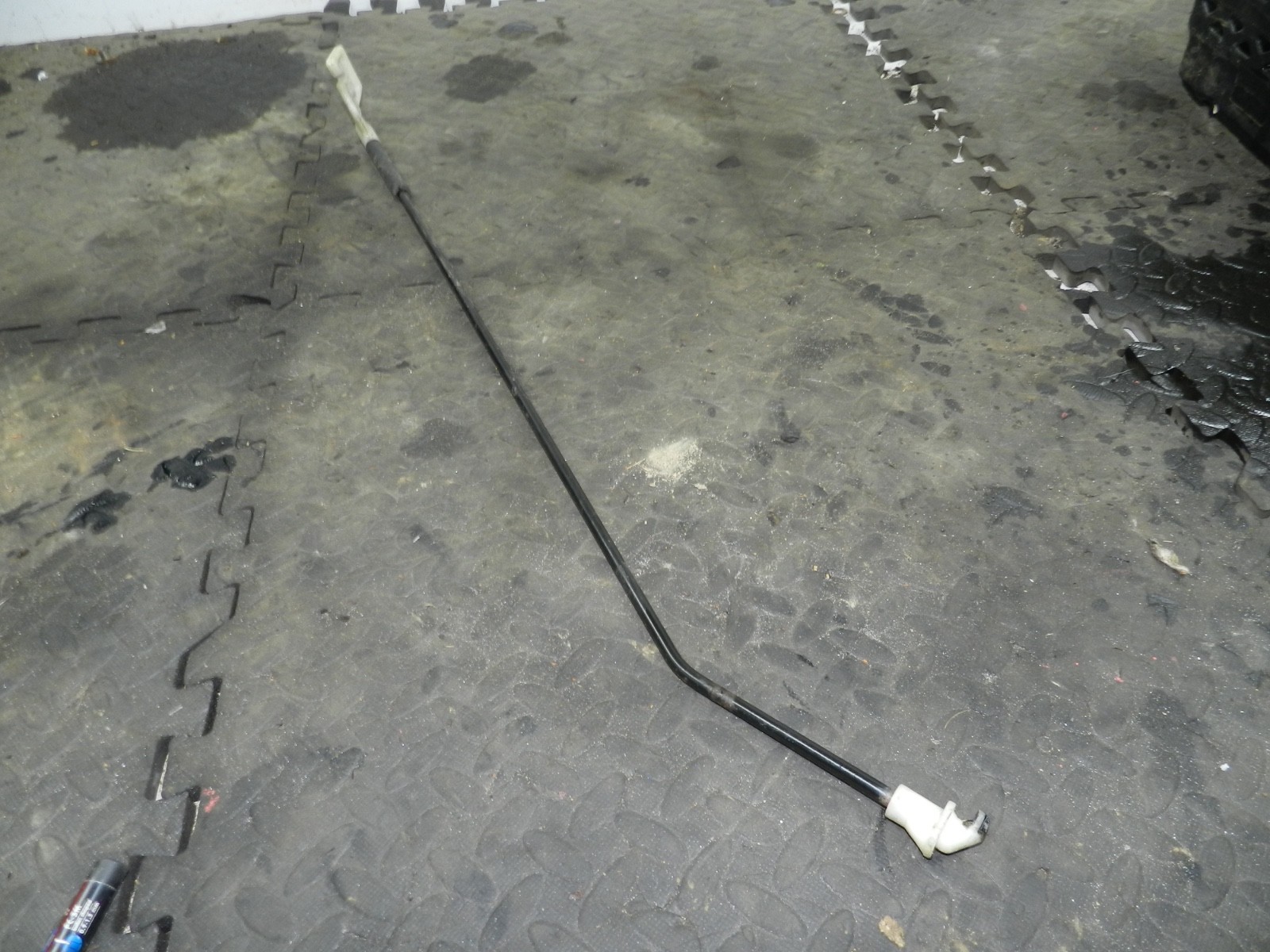 182. 2004 LANDROVER FREELANDER 1 L314. BONNET STAY BAR