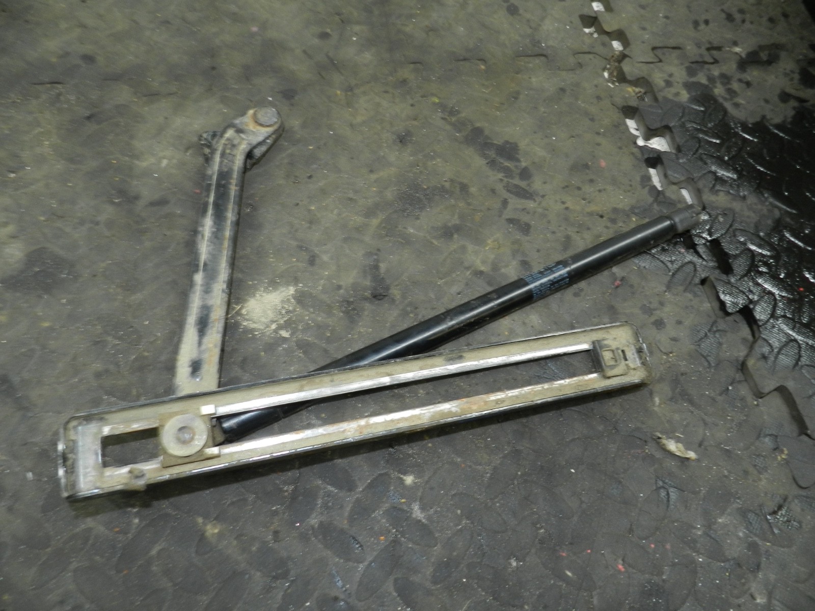 182. 2004 LANDROVER FREELANDER 1 L314. REAR BOOT LID TAIL GATE OPEN HINGE STRUT
