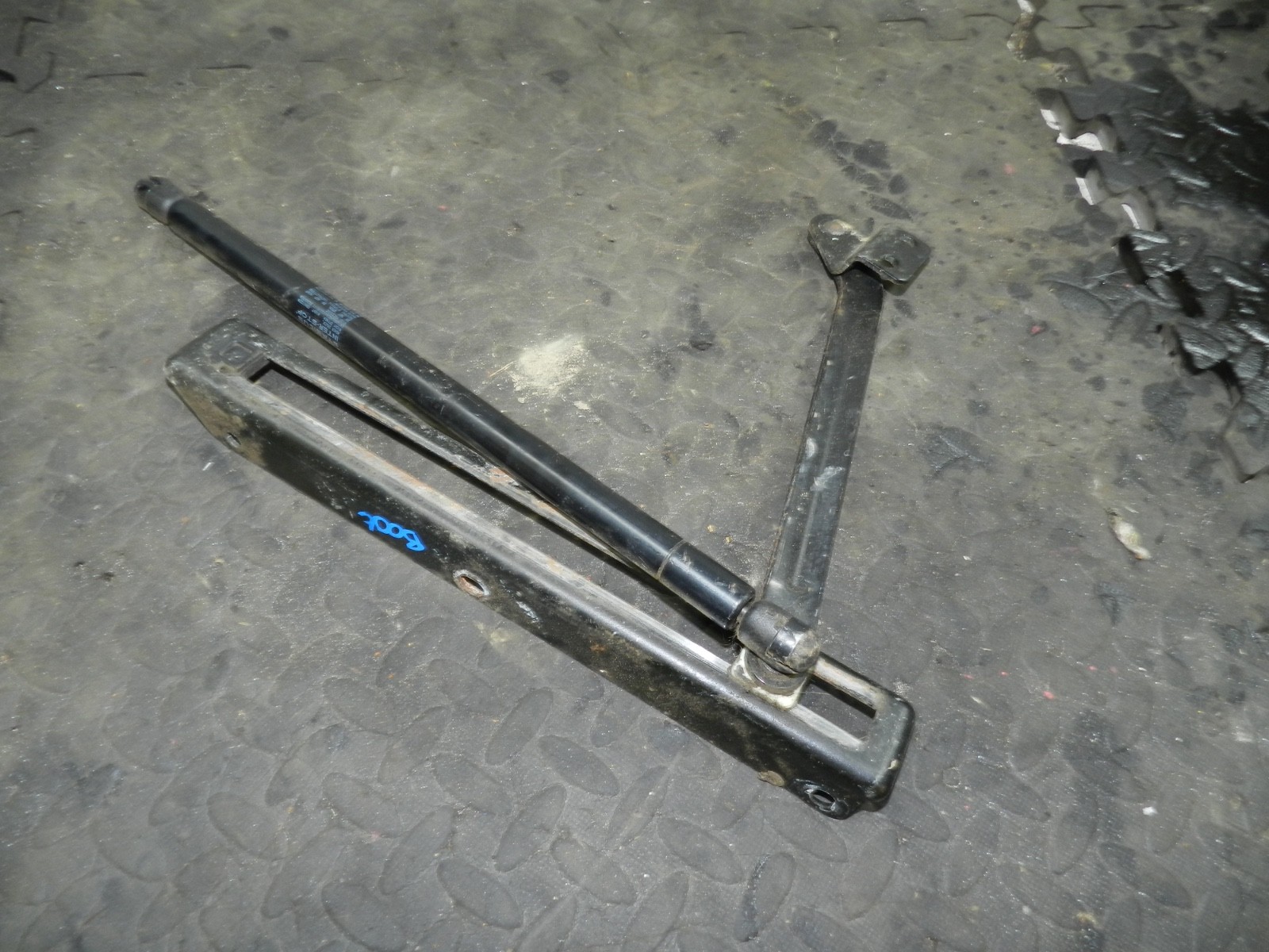 182. 2004 LANDROVER FREELANDER 1 L314. REAR BOOT LID TAIL GATE OPEN HINGE STRUT - Image 2