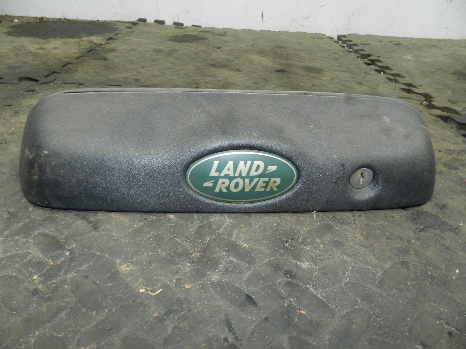 182. 2004 LANDROVER FREELANDER 1 L314 BOOT LID TAIL GATE HANDLE + SWITCH NO LOCK
