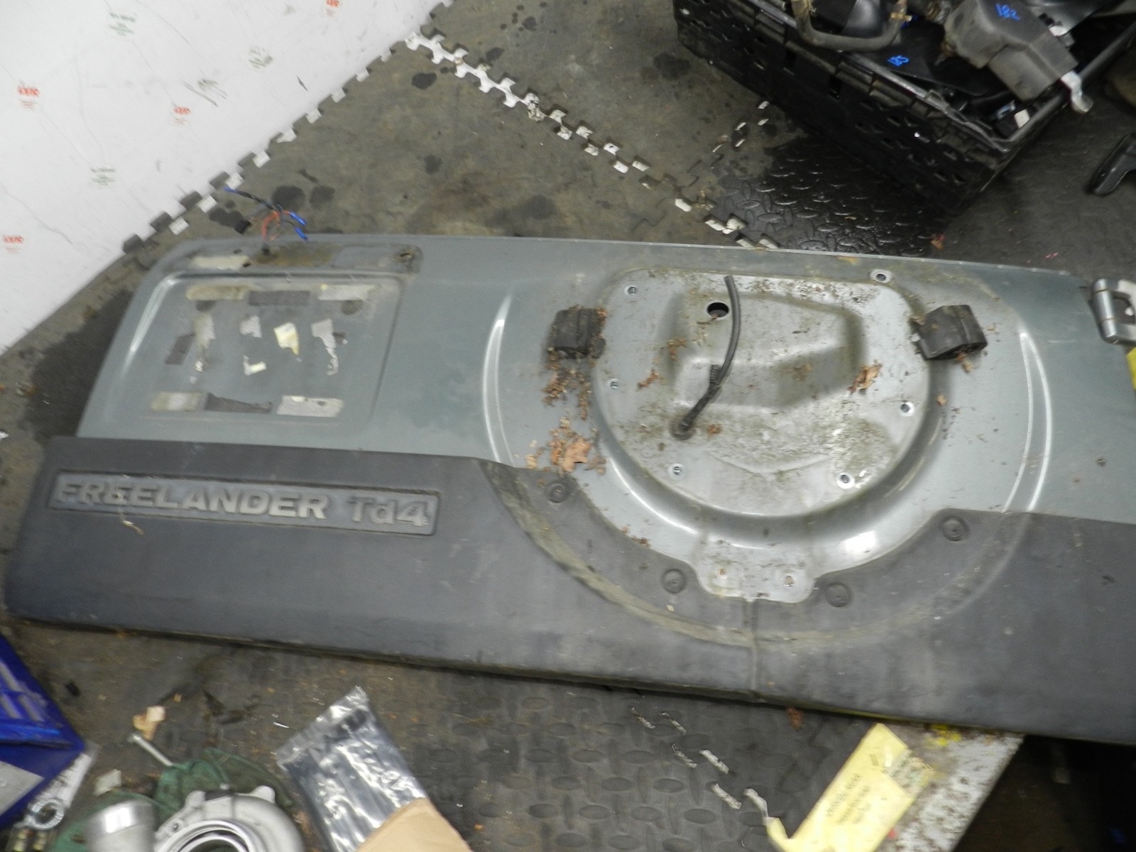 182. 2004 LANDROVER FREELANDER 1 L314. BOOT LID TAIL GATE PANEL