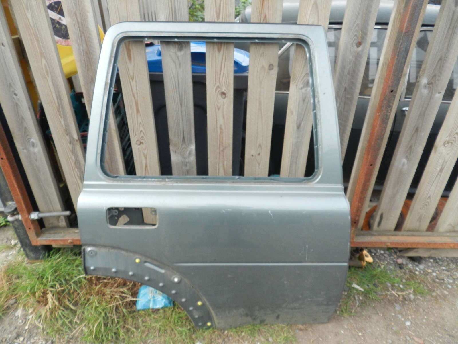 182. 2004 LANDROVER FREELANDER 1 L314. DRIVER SIDE REAR DOOR SHELL