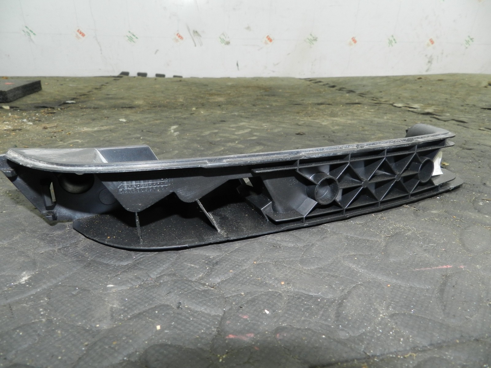 182. 2004 LANDROVER FREELANDER 1 L314. DRIVER SIDE FRONT DOOR HANDLE