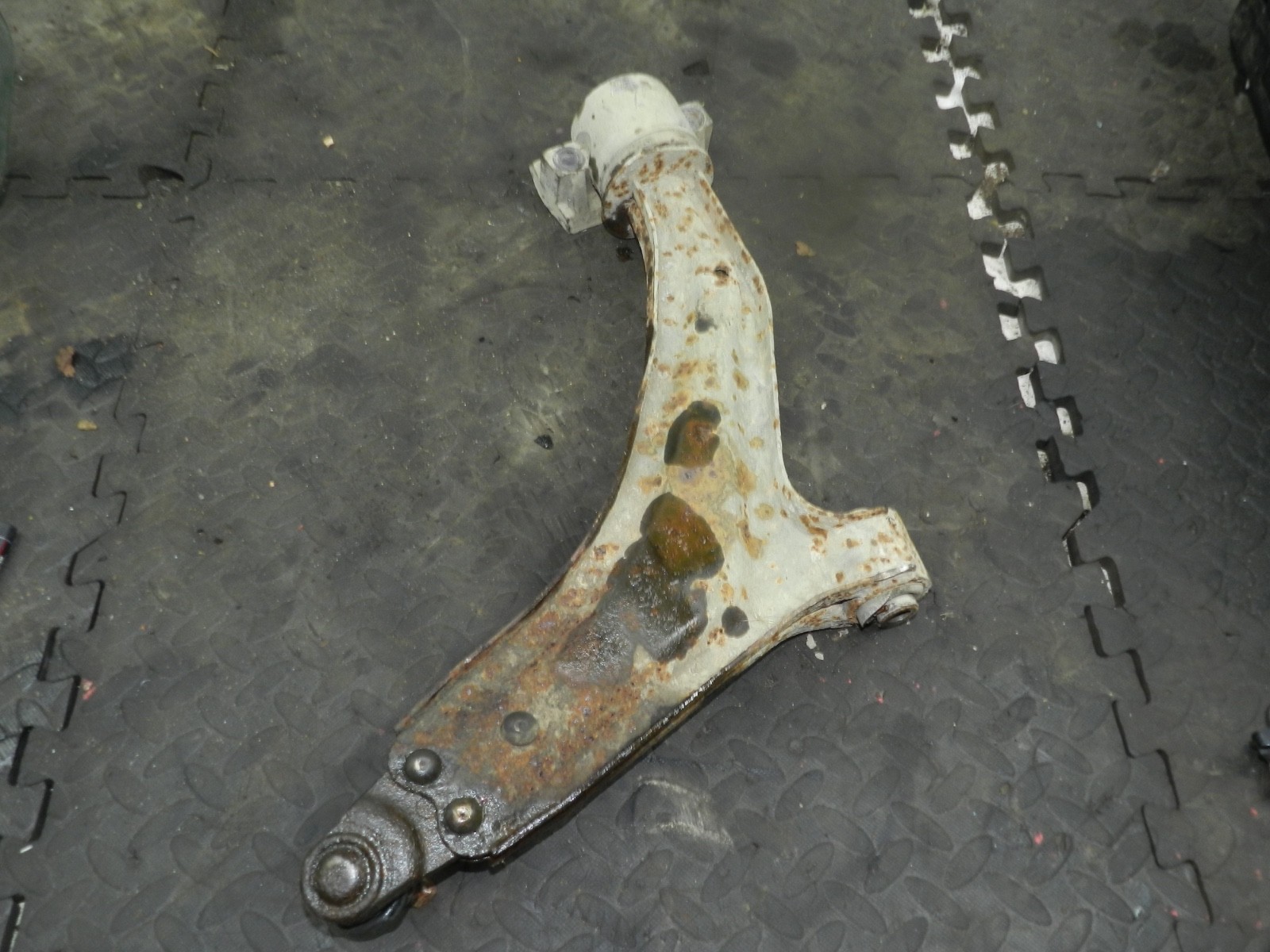 182. 2004 LANDROVER FREELANDER 1 L314. PASSENGER SIDE LOWER SUSPENSION ARM