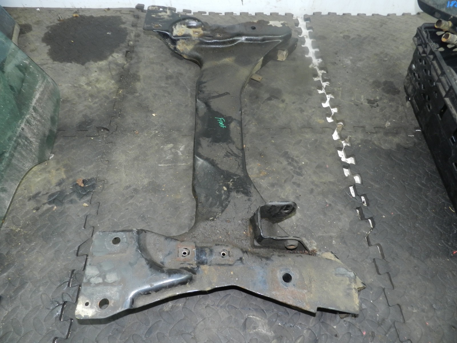 182. 2004 LANDROVER FREELANDER 1 L314. FRONT SUB FRAME