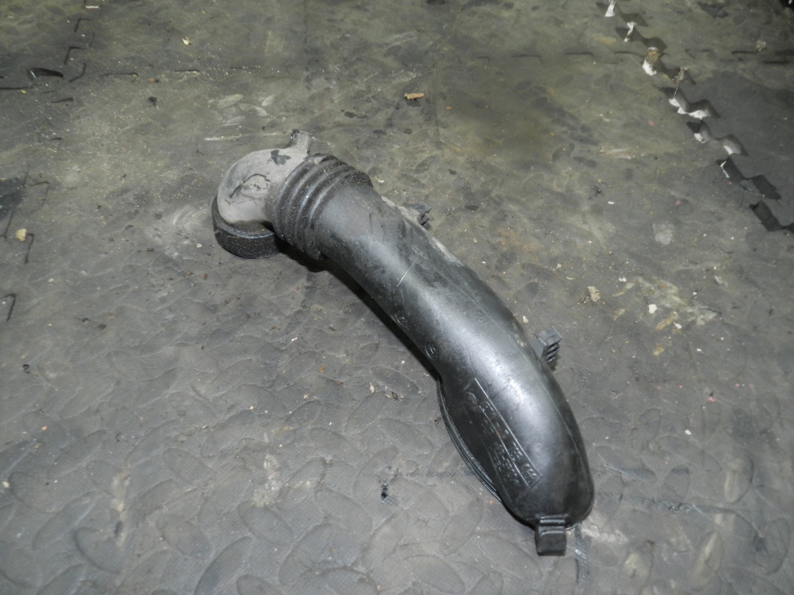 182. 2004 LANDROVER FREELANDER 1 L314. AIR INTAKE PIPE