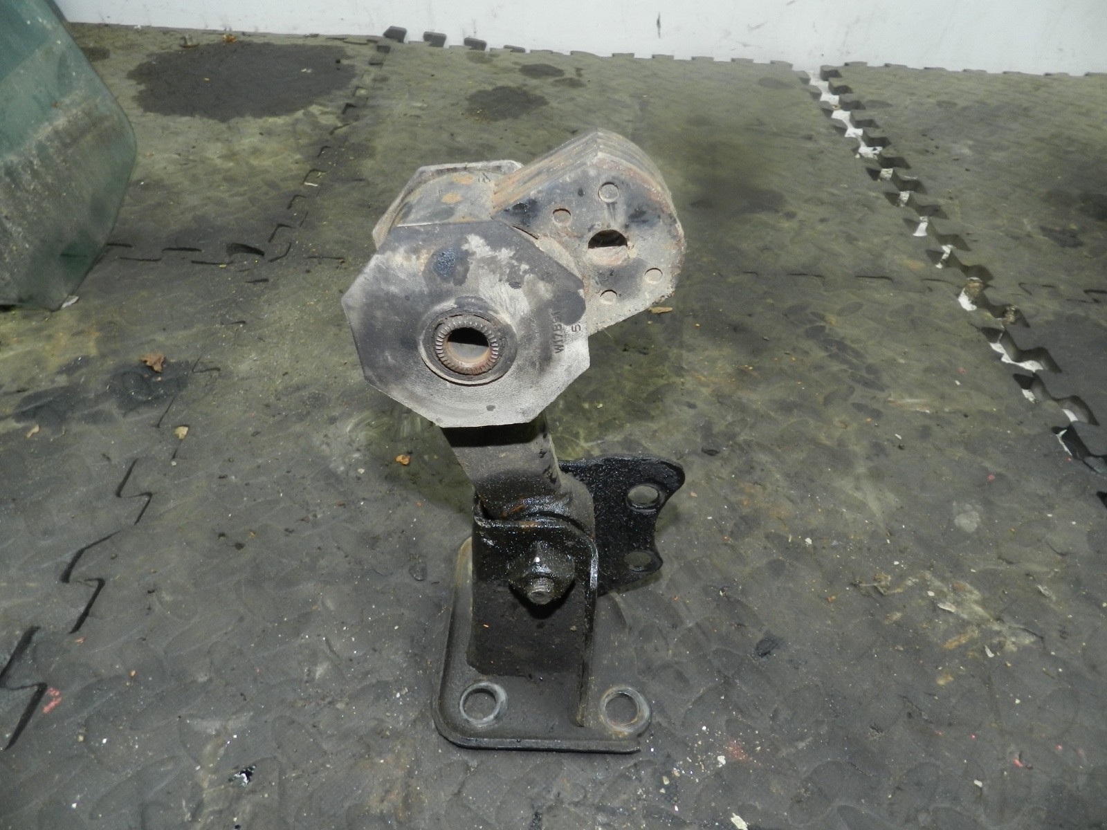 182. 2004 LANDROVER FREELANDER 1 L314. ENGINE MOUNT