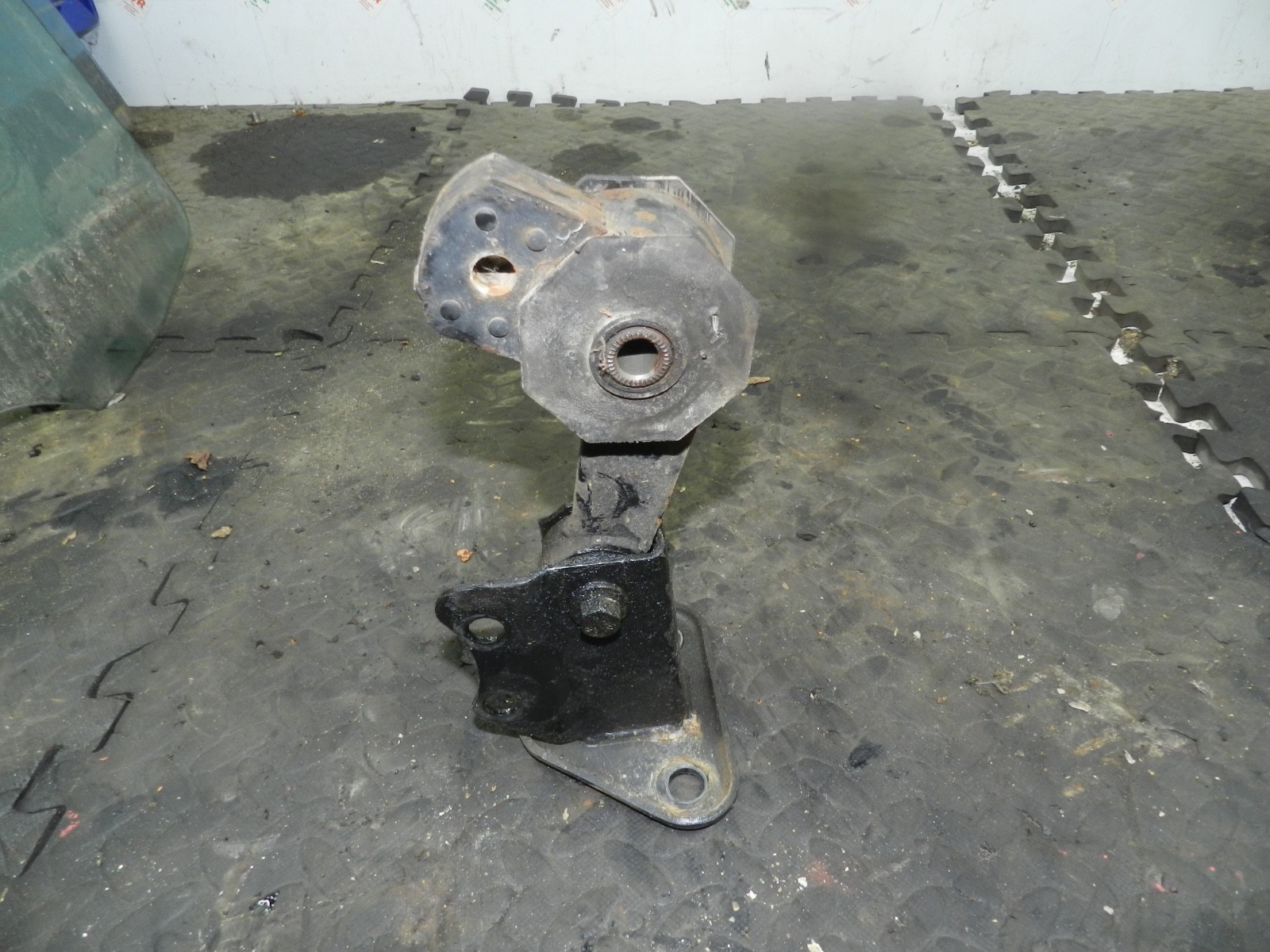 182. 2004 LANDROVER FREELANDER 1 L314. ENGINE MOUNT - Image 2