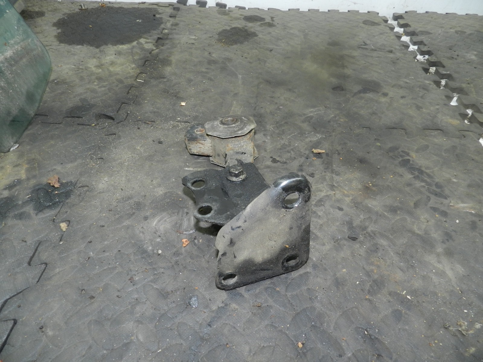 182. 2004 LANDROVER FREELANDER 1 L314. ENGINE MOUNT - Image 3
