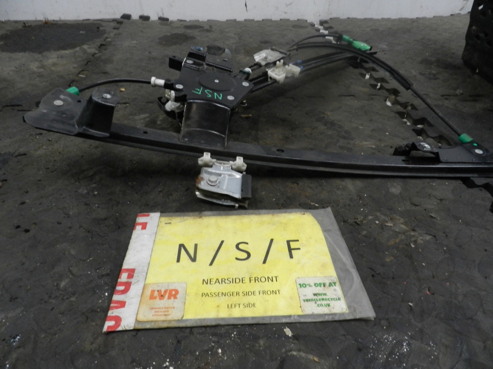 182. 2004 LANDROVER FREELANDER 1 L314. PASSENGER SIDE FRONT WINDOW REGULATOR