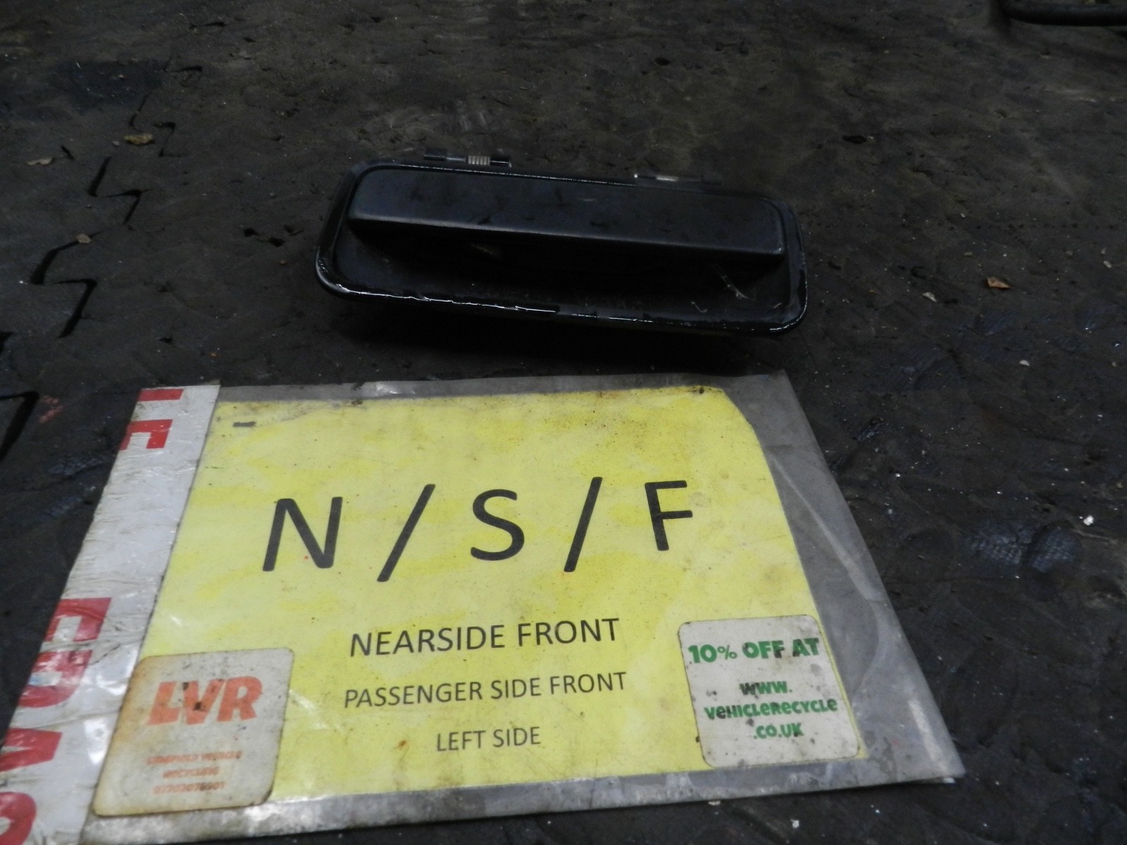 182. 2004 LANDROVER FREELANDER 1 L314. PASSENGER SIDE FRONT DOOR EXTERNAL HANDLE
