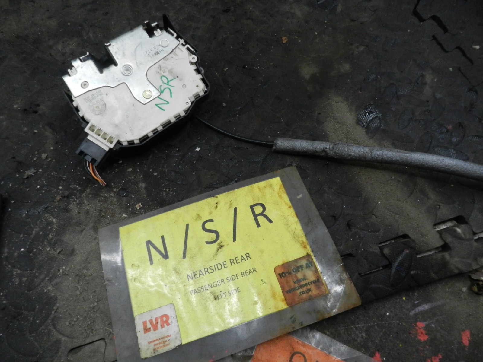 182. 2004 LANDROVER FREELANDER 1 L314. PASSENGER SIDE REAR DOOR LOCK MOTOR